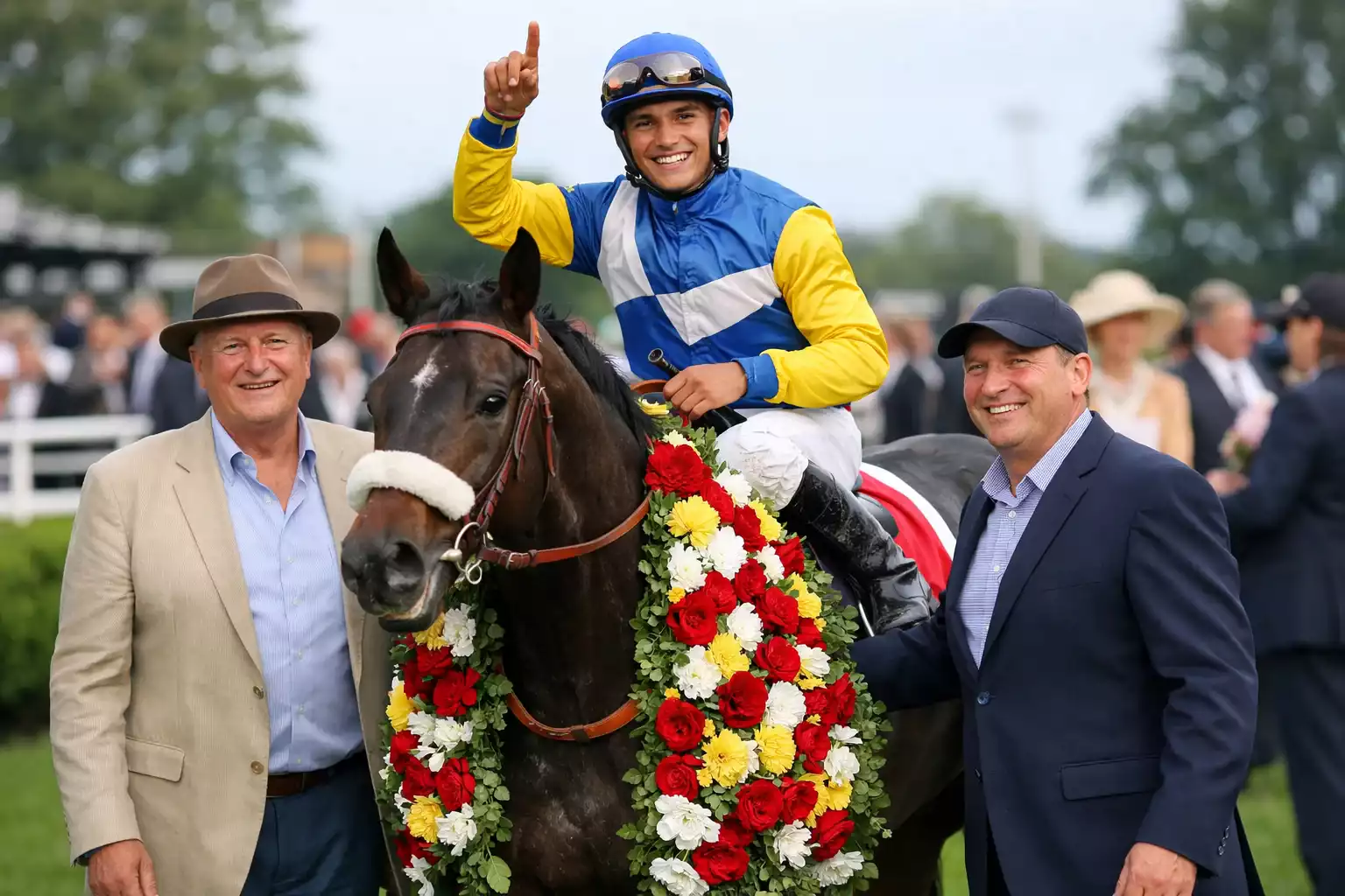 Winnend paard met jockey ontvangt huldiging na de race